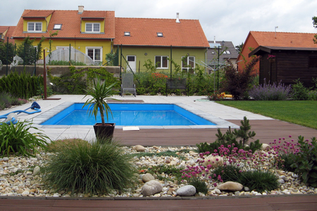 Zahradní úpravy okolo bazénu - Bobrava
